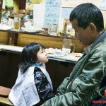 Ông bố “ ép “ con gái uống rượu đến say, được sự đồng cảm ? bo-ep-con-gai-uong-ruou